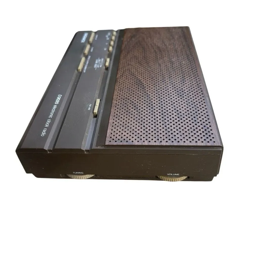 Vintage Magnavox D3020 Electronic Clock Radio AM FM Simulated Woodgrain Tested⁠